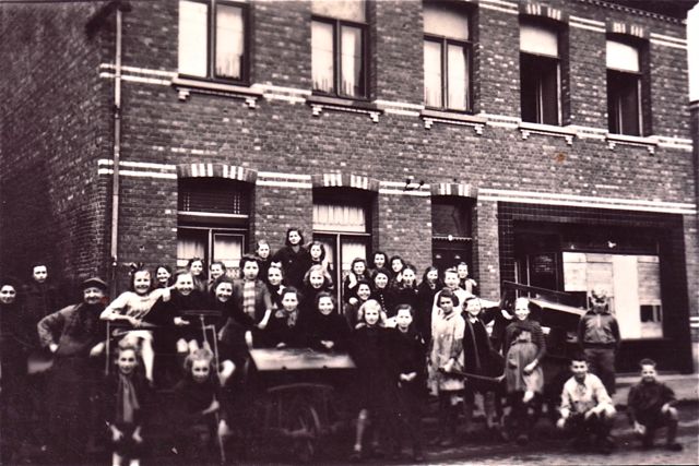 De komma bij 'Mevrouw Pellens zoekt kinderen om te helpen bij de grote schoonmaak, 10,00 frank vergoeding' was onleesbaar. Gevolg...